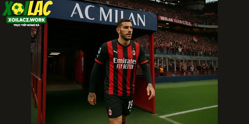 Theo Hernandez bước ra khỏi đường hầm sân San Siro trong trận cuối cùng Theo Hernandez bước ra khỏi đường hầm sân San Siro trong trận cuối cùng