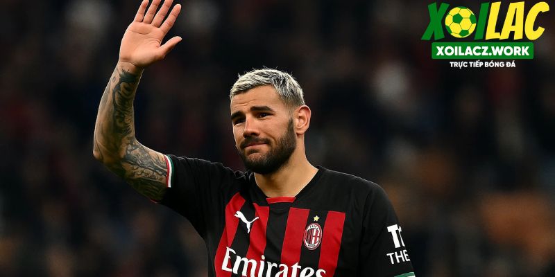 Theo Hernandez giơ tay chào khán giả trong trận đấu cuối cùng tại San Siro
