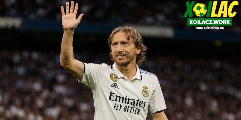 Luka Modric vẫy tay chào CĐV trong trận đấu cuối cùng tại Bernabeu. Luka Modric vẫy tay chào CĐV trong trận đấu cuối cùng tại Bernabeu.